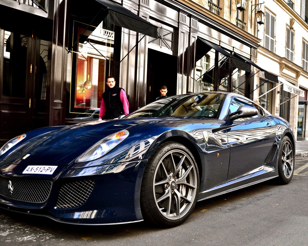 Автомобиль Феррари синий