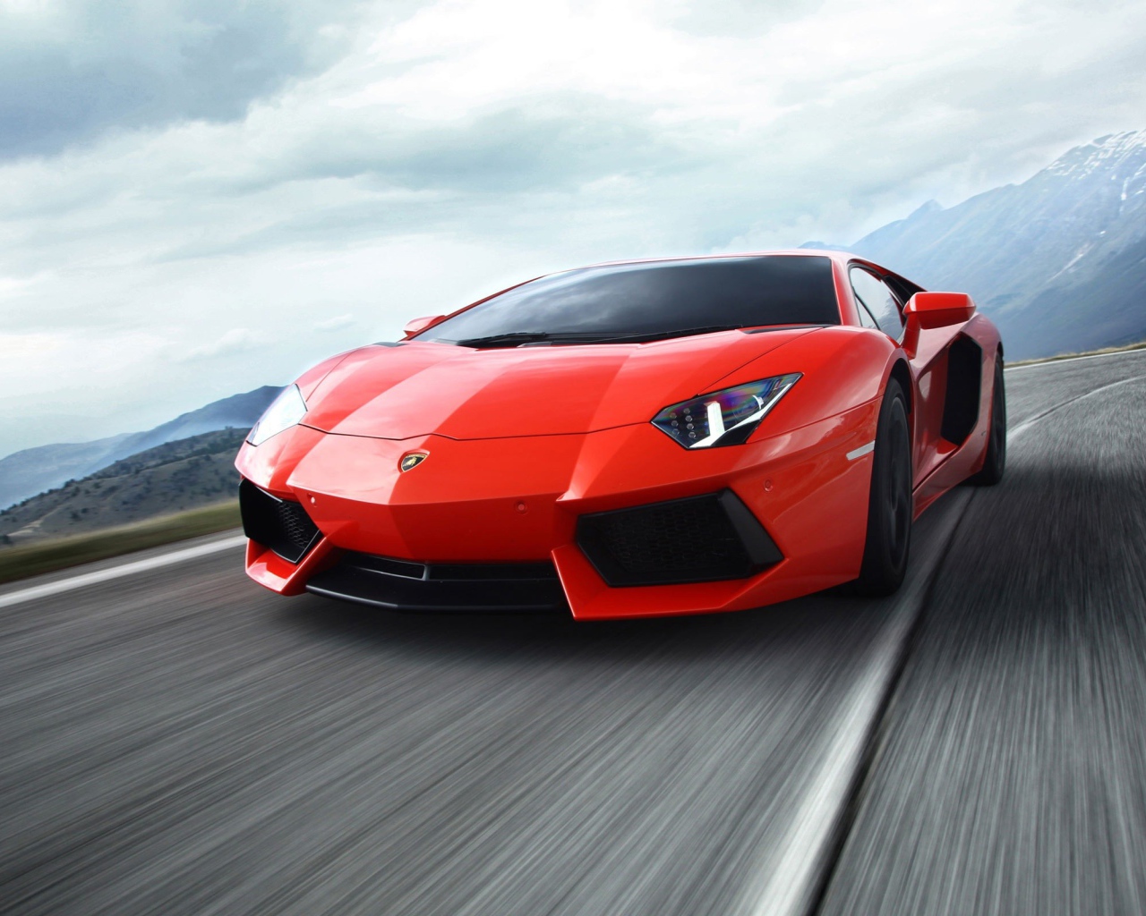 Lamborghini Aventador в движении