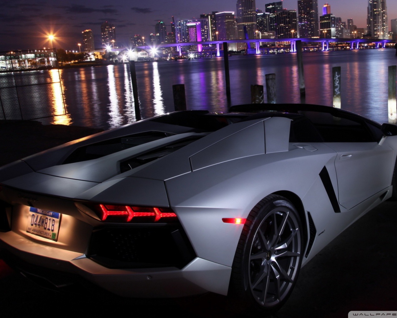 Ламборджини на берегу моря