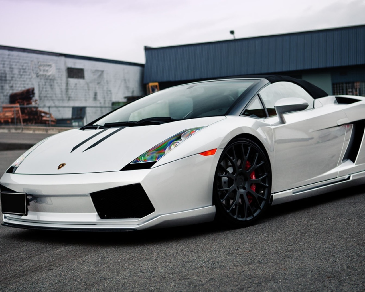 Белый автомобиль Ламборджини