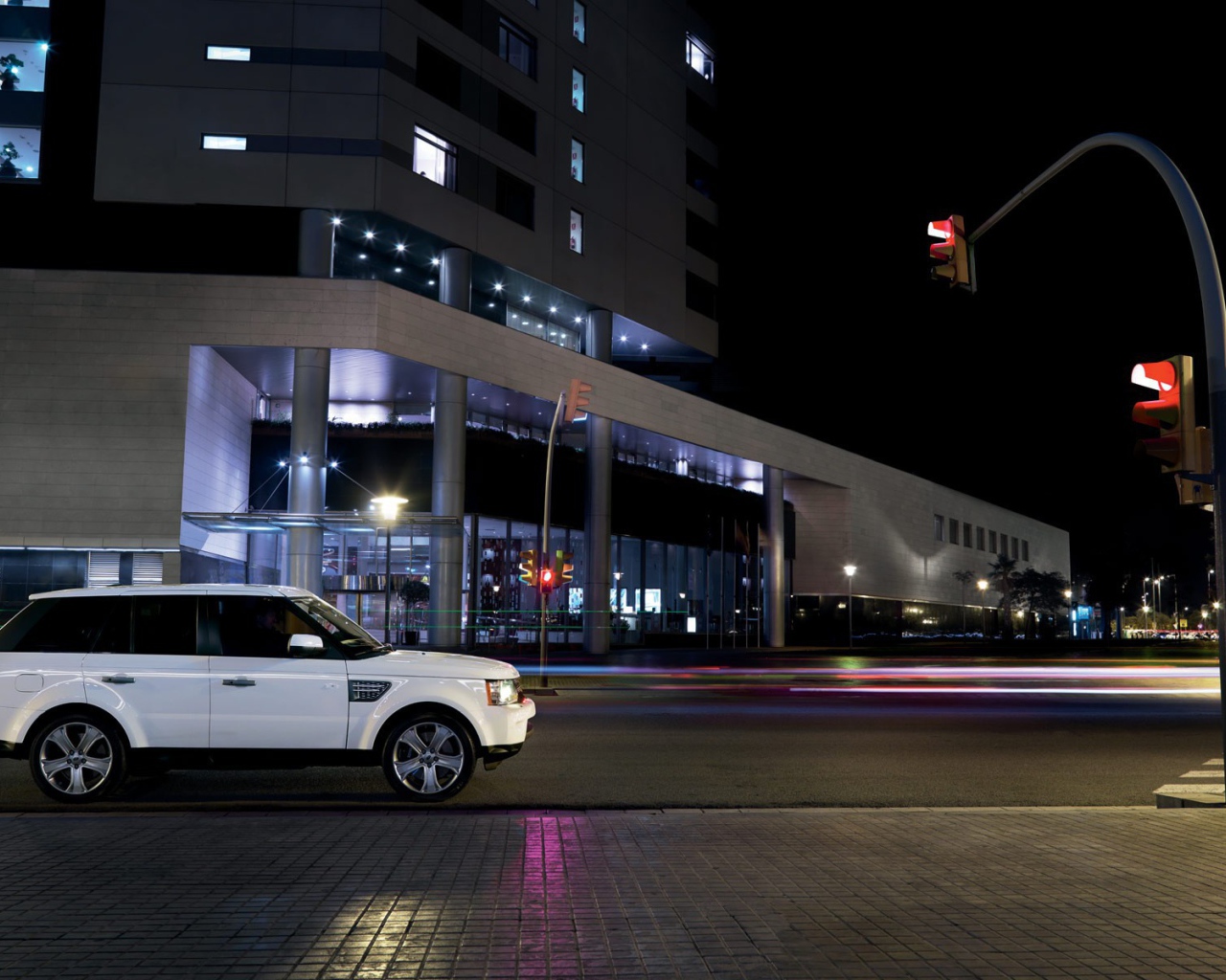 Land Rover у светофора