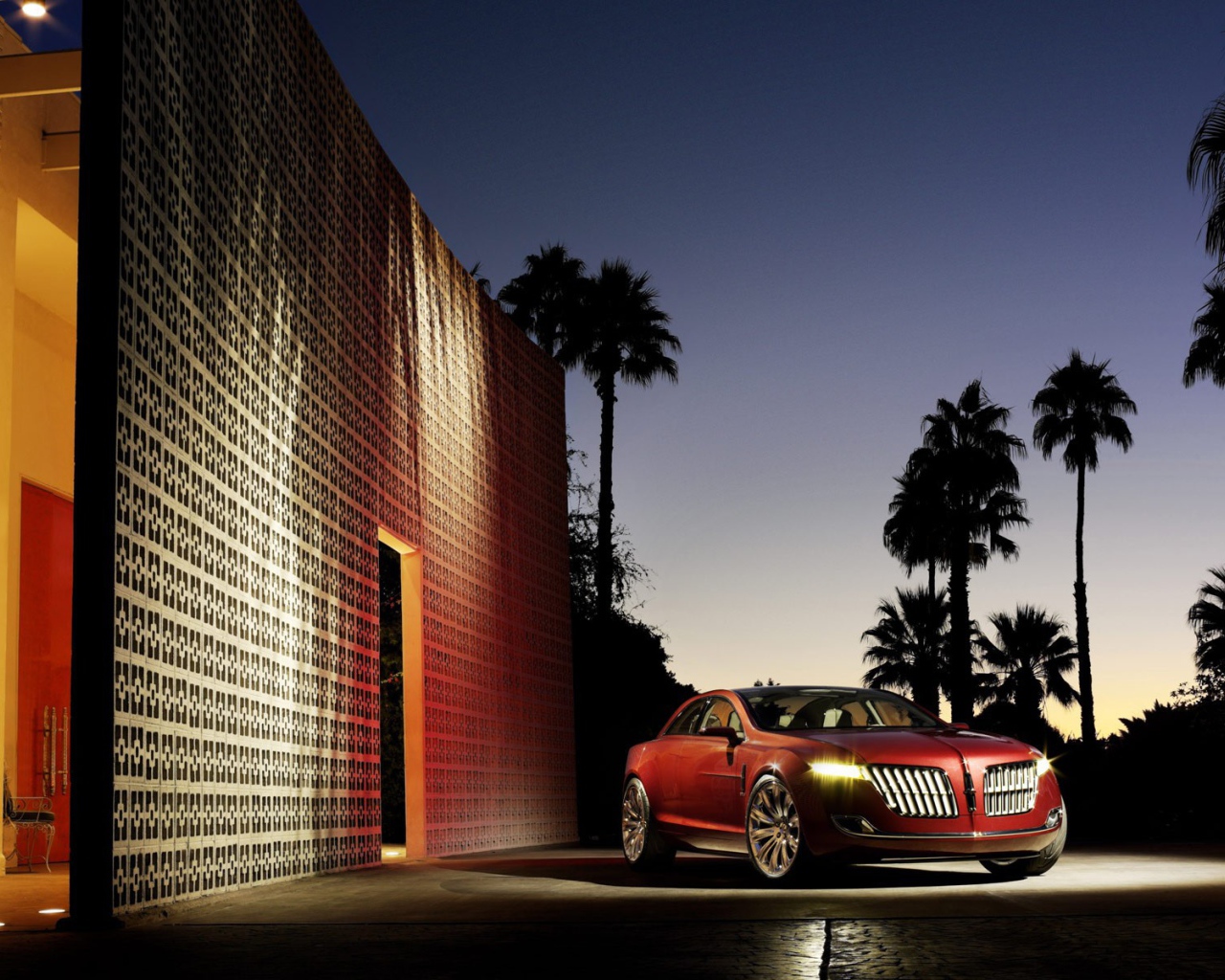 Автомобиль Линкольн в вечернем свете