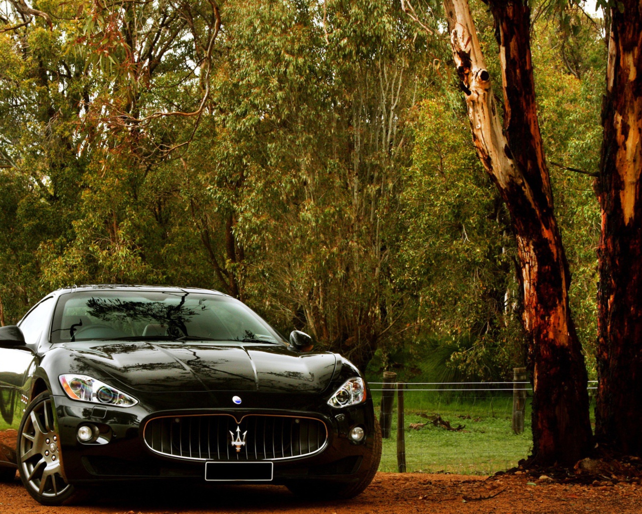 Черный автомобиль Мазерати