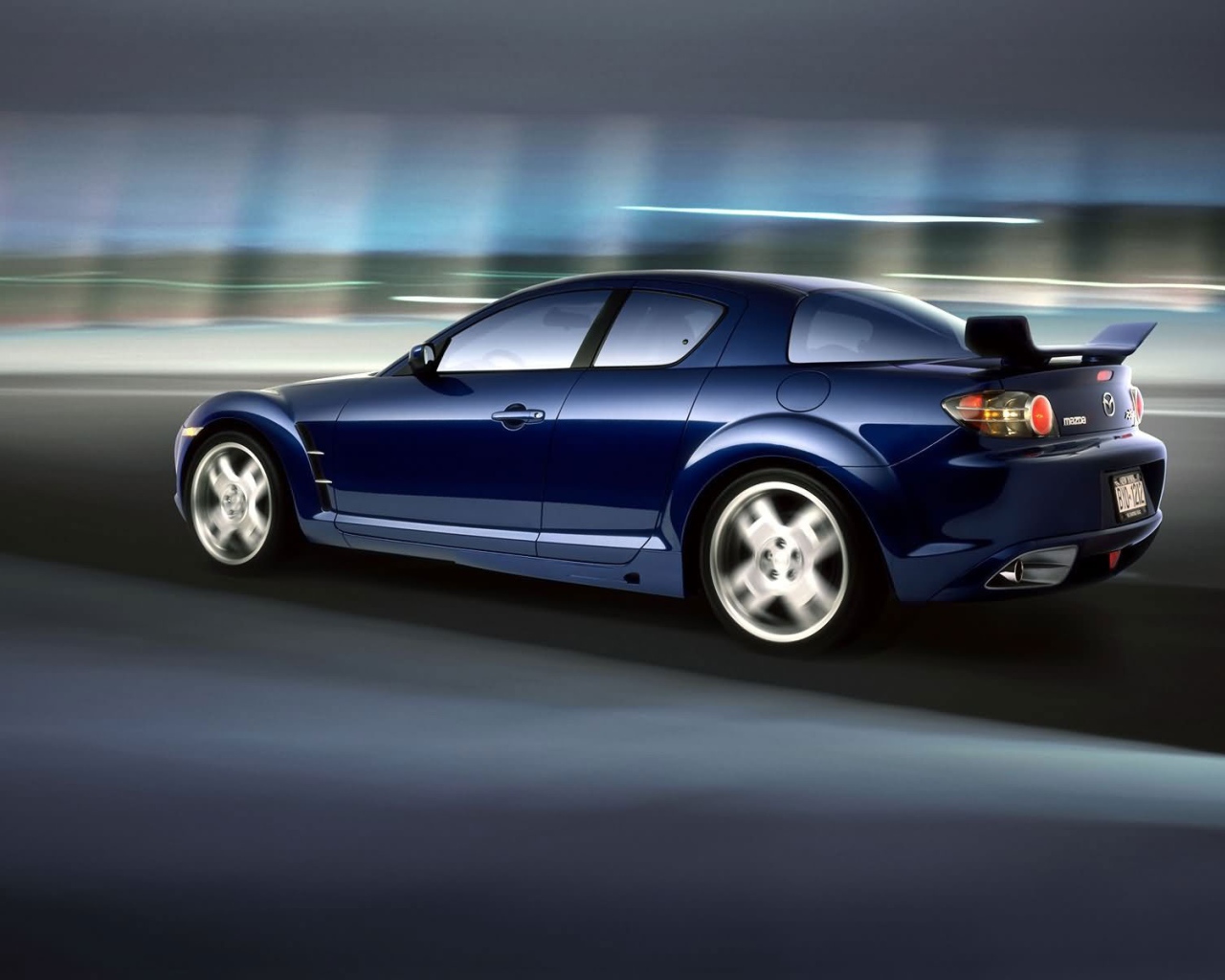 Синяя Мазда на скорости