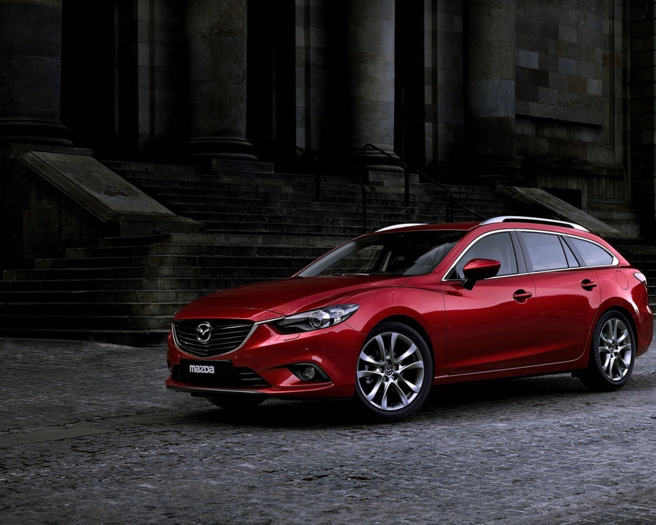 Красная Мазда 6