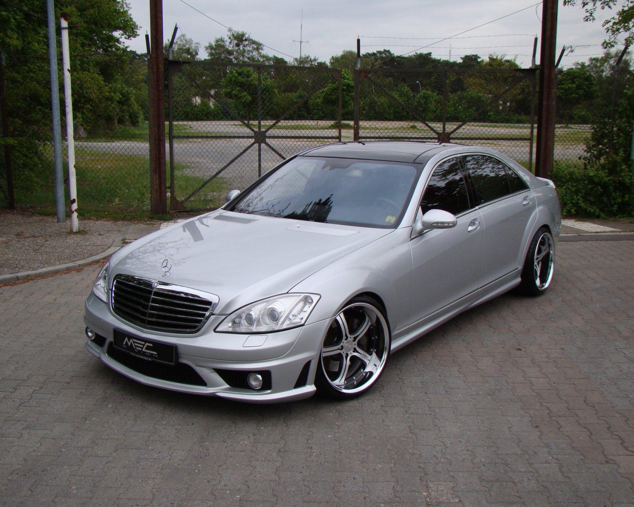 Серый Mercedes-Benz S65 AMG