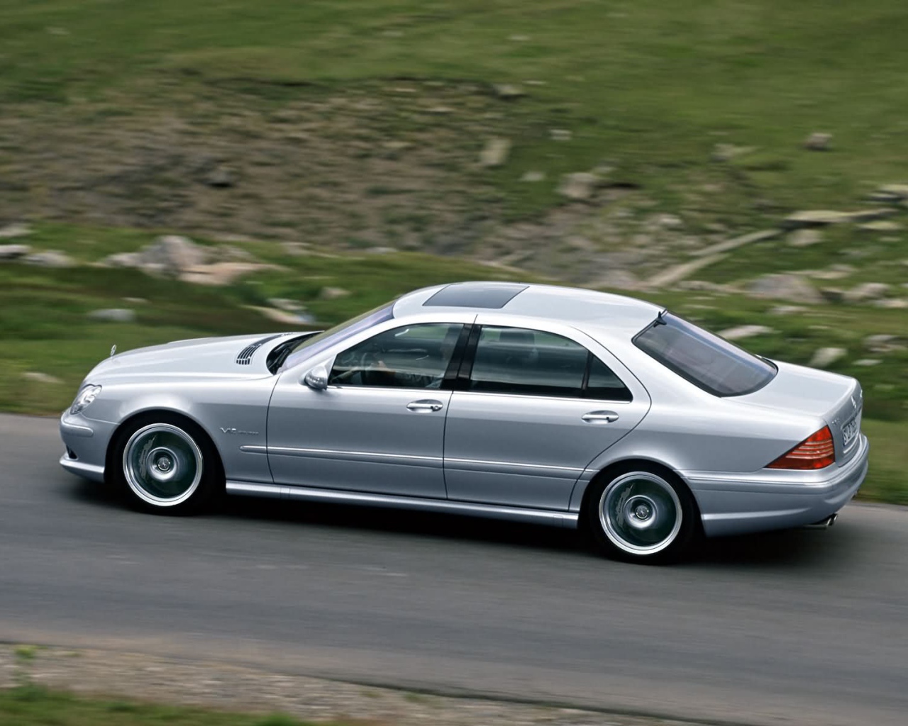 Серый Mercedes-Benz S65 AMG на дороге