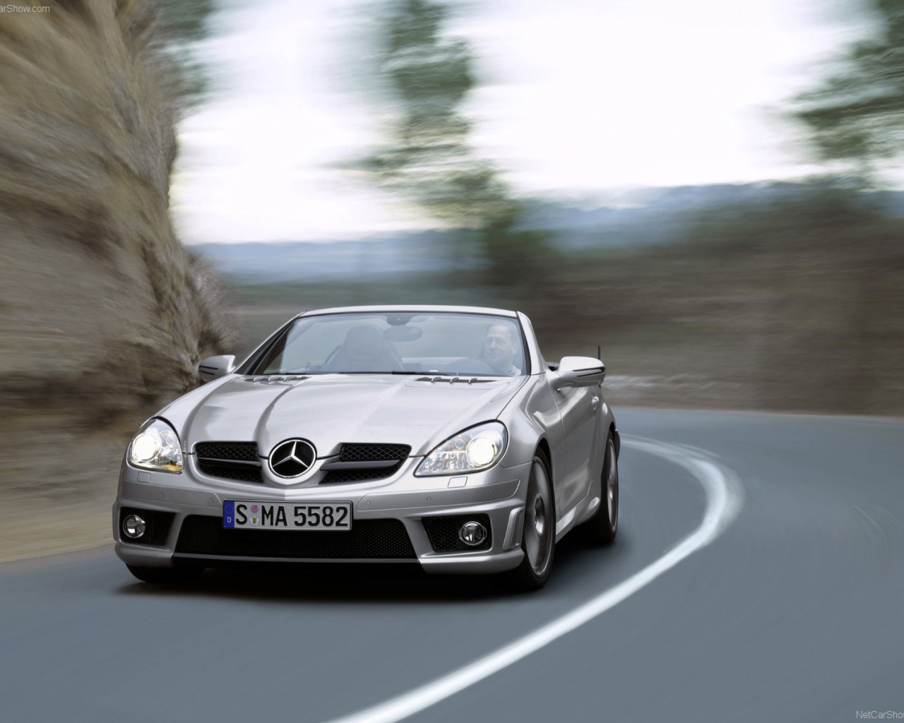 Мерседес бенц на повороте