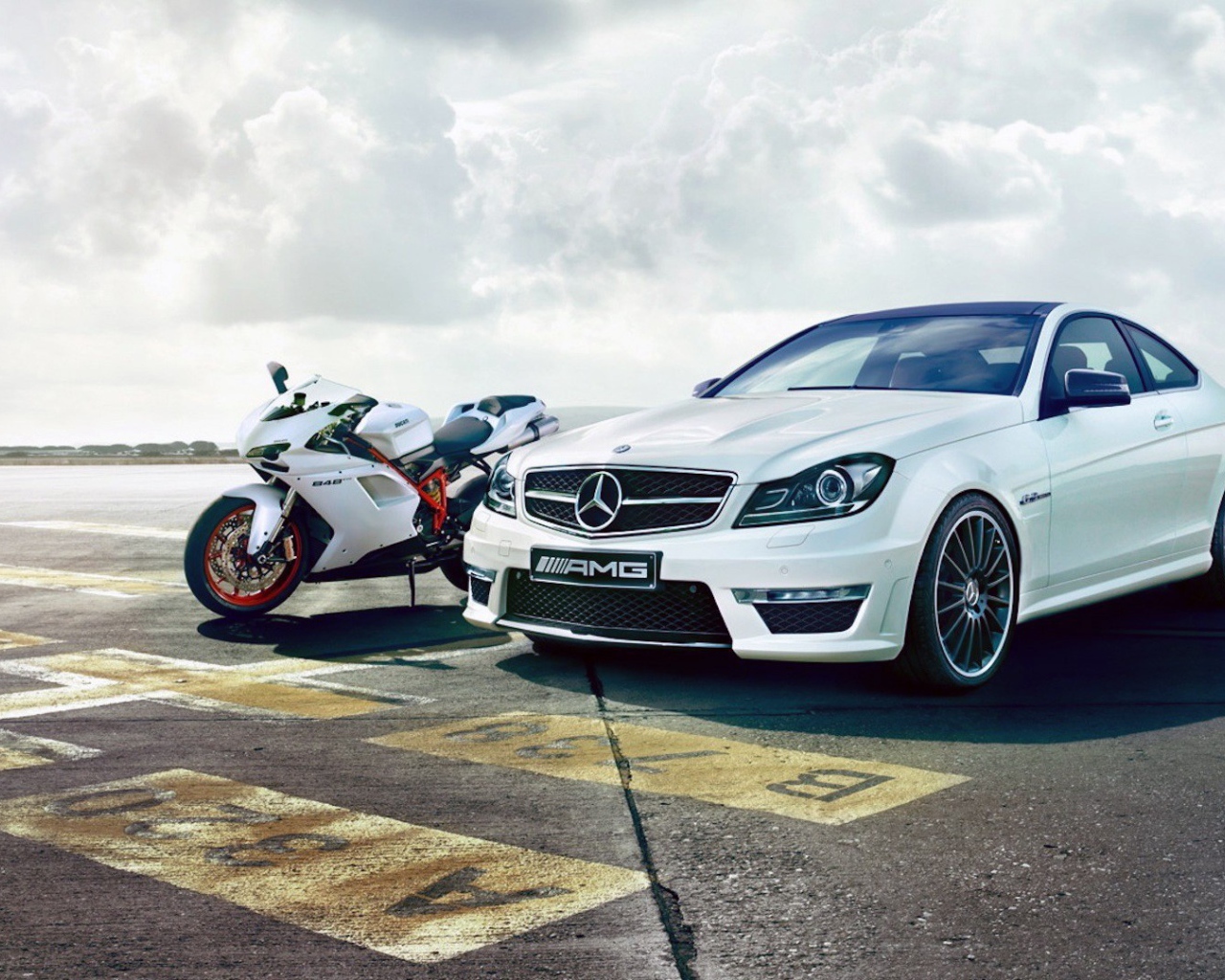 Мотоцикл Ducati 848 и Мерседес C63 AMG