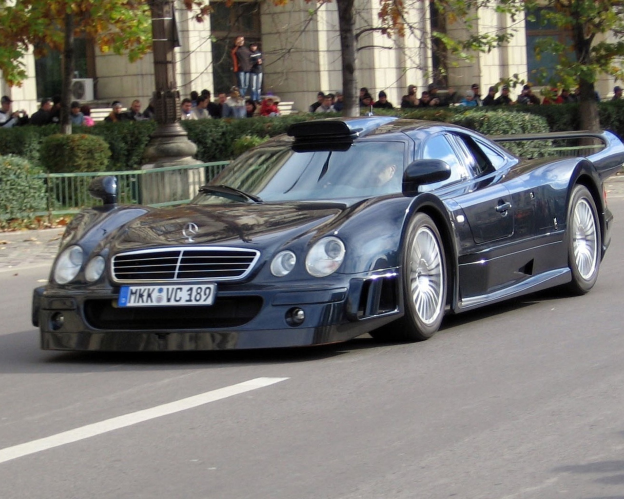 Мерседес-бенц гонка по улице города