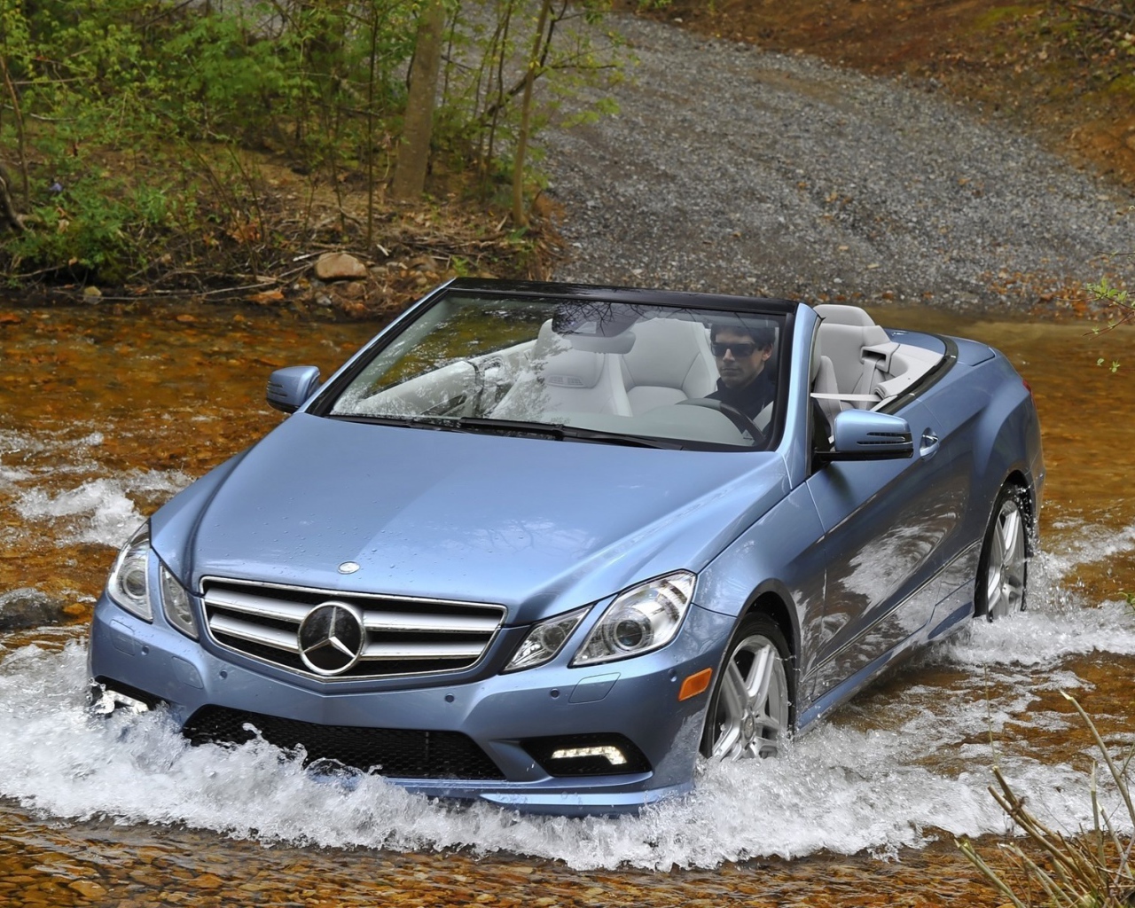 Мерседес едет через реку