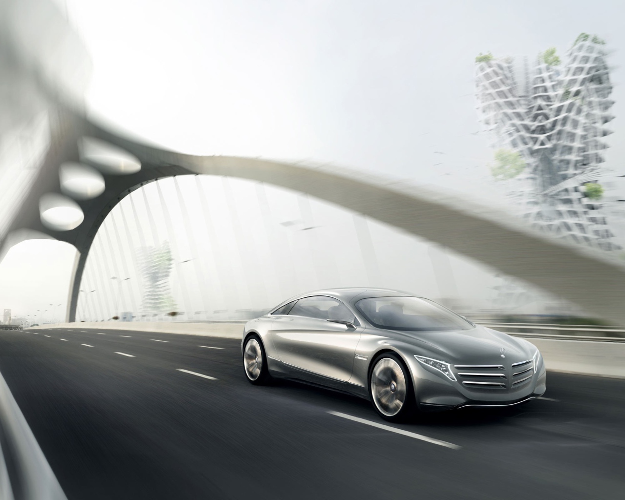 Мерседес едет по мосту