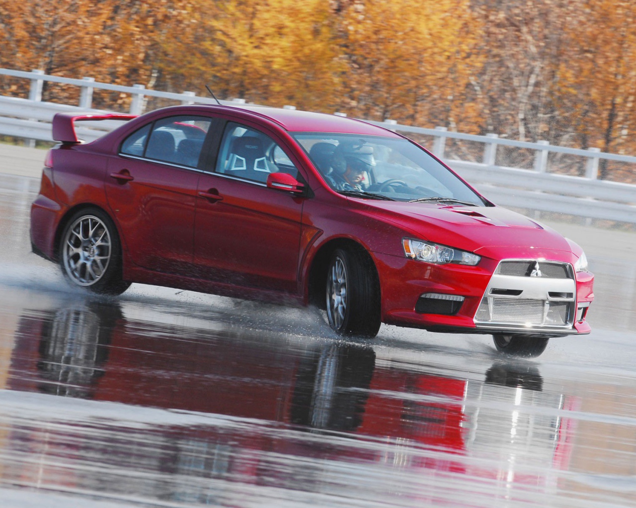 Митсубиси на мокрой дороге