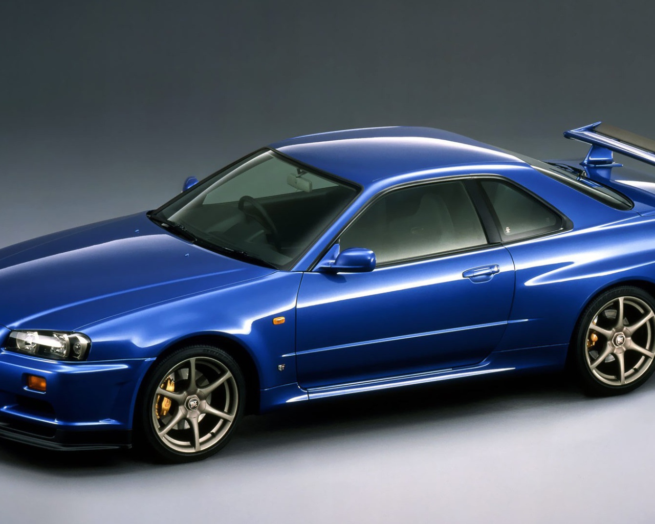 Голубой Ниссан GT-R