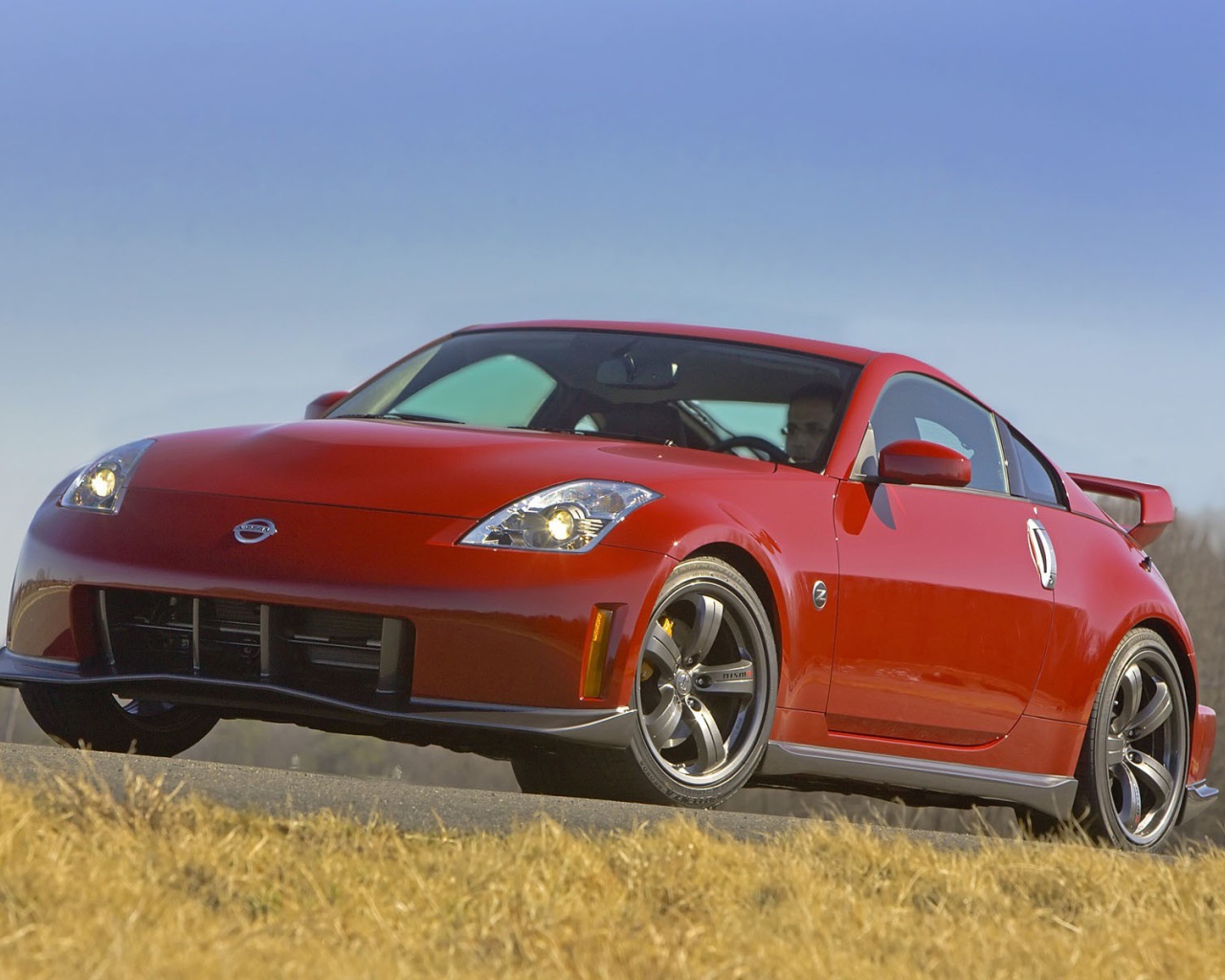 Автомобиль Ниссан двухдверный