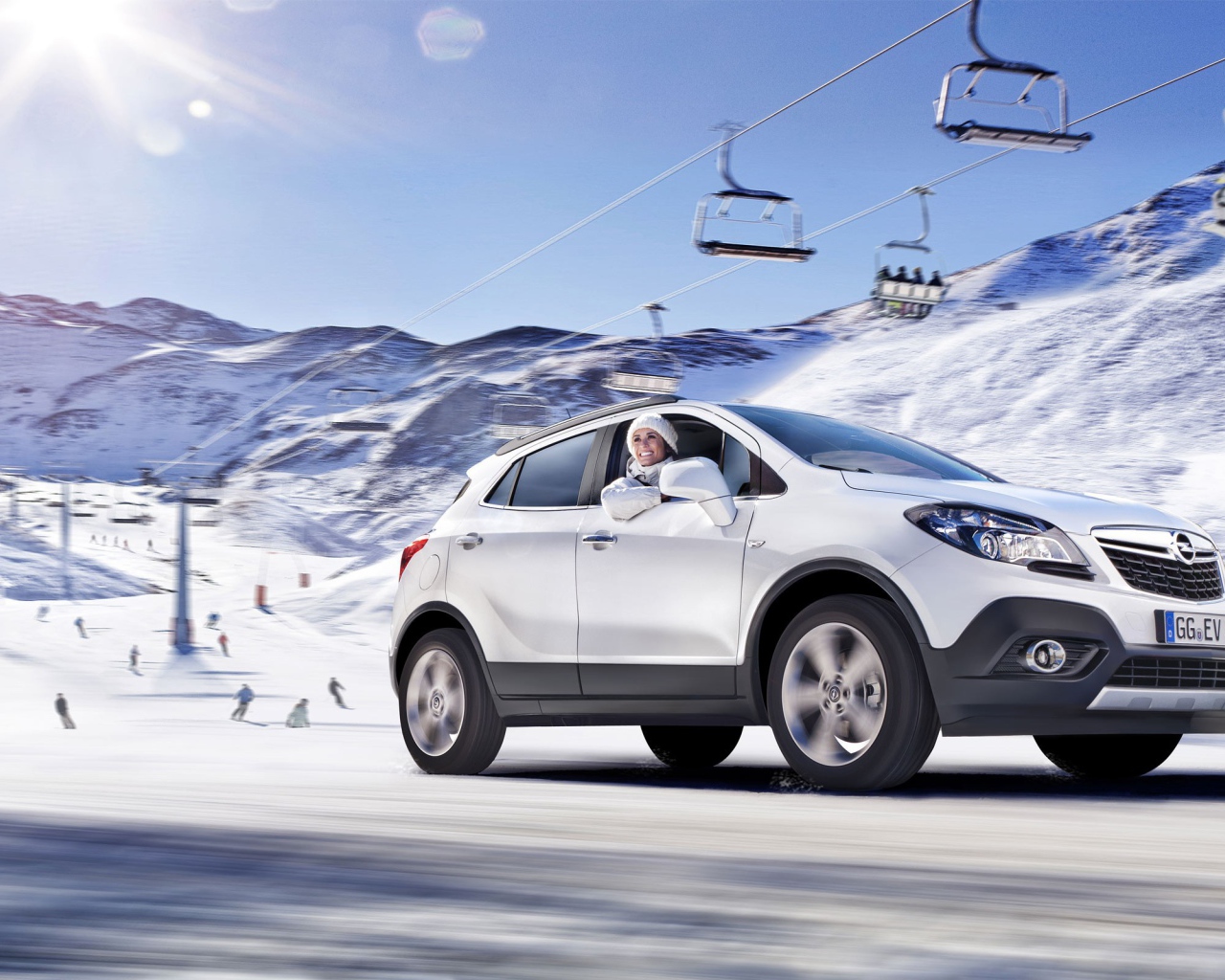 Девушка на белом Опеле