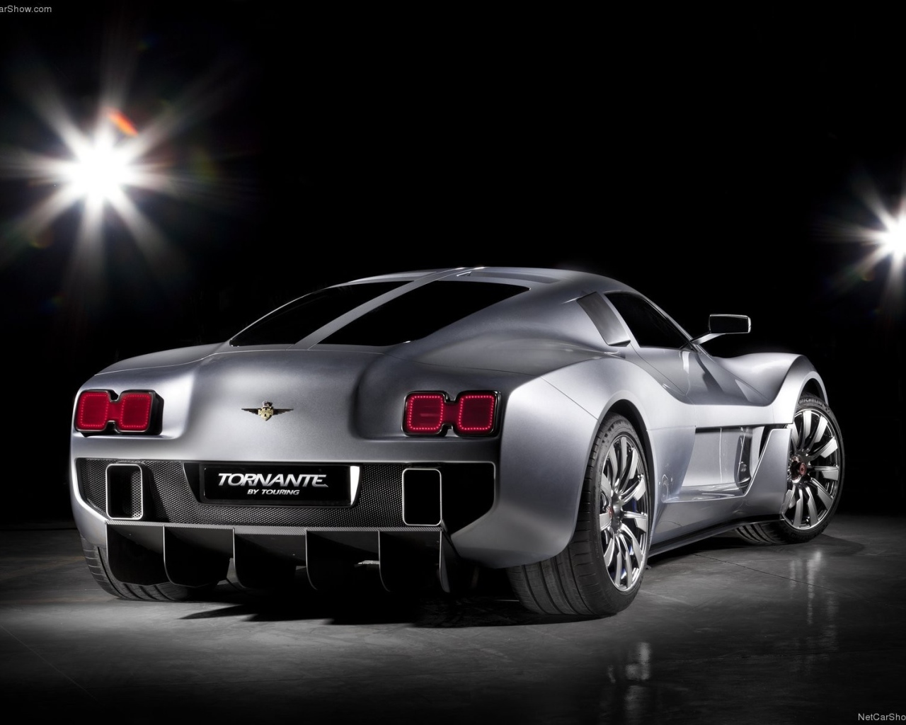 Серебристый автомобиль Gumpert