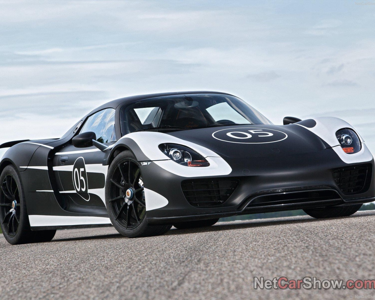 Спортивный автомобиль под номером 5