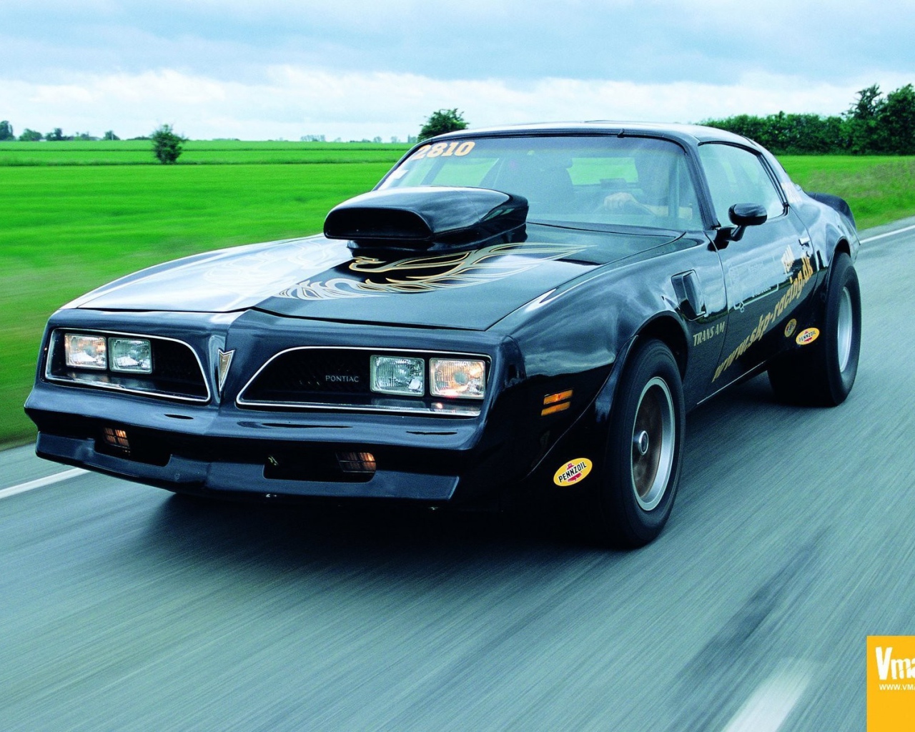 Pontiac на дороге