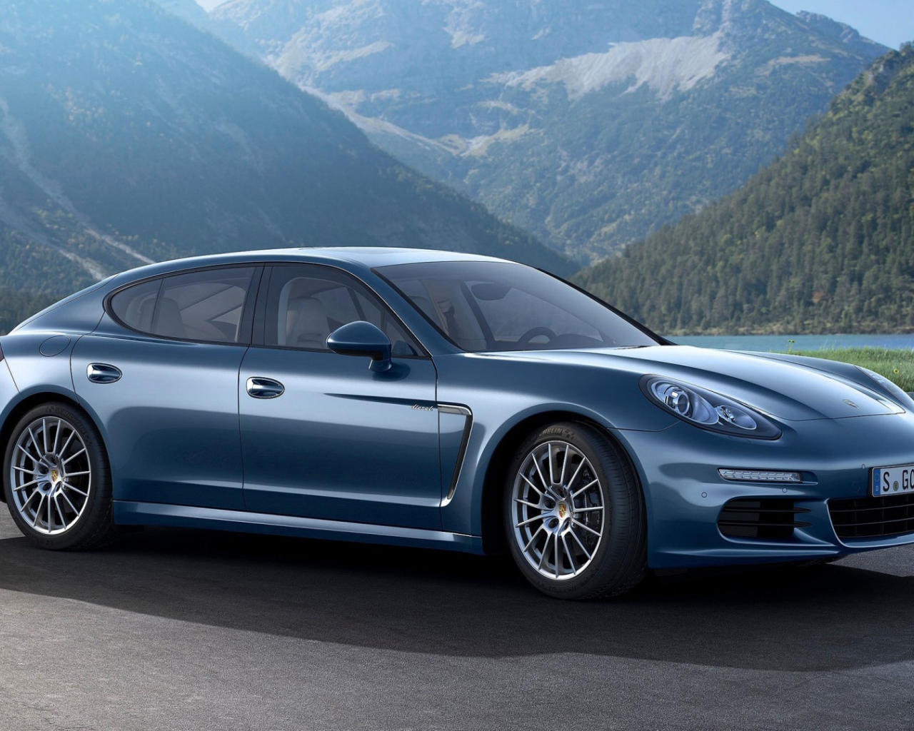 Синий Porsche Panamera Turbo S 2014 на дороге