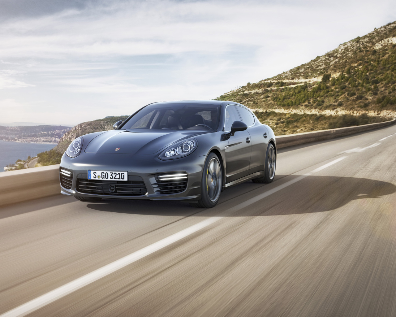 Темно-серый Porsche Panamera Turbo S 2014