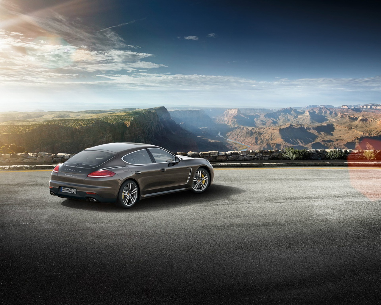 Porsche Panamera Turbo S 2014 на парковке в горах