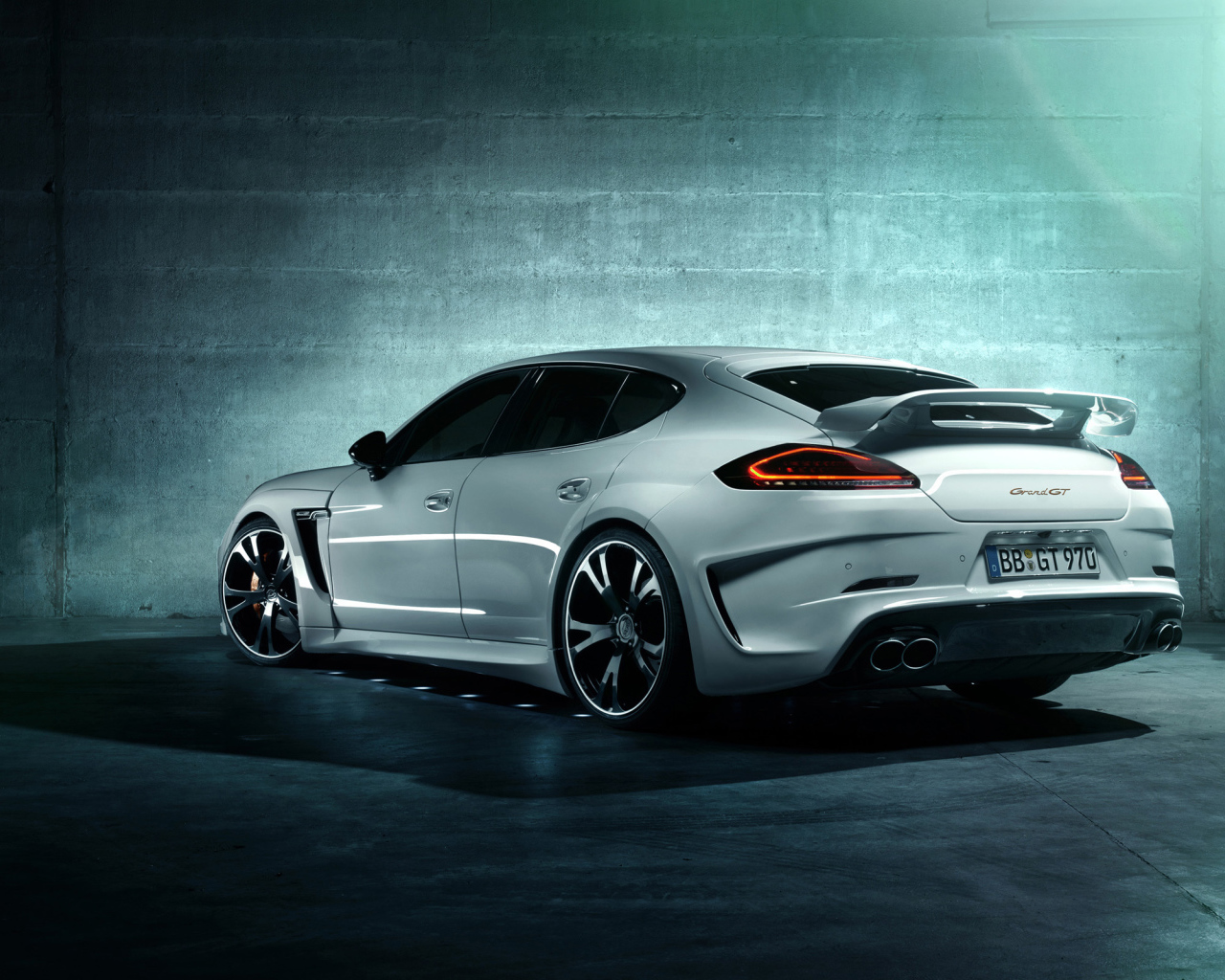 Белый Porsche Panamera Turbo S 2014 года в гараже
