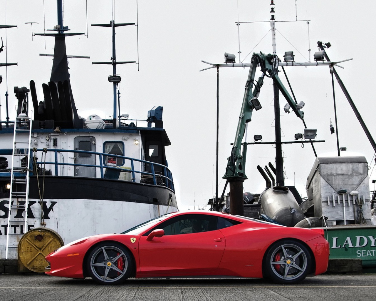 Красный автомобиль на пристани