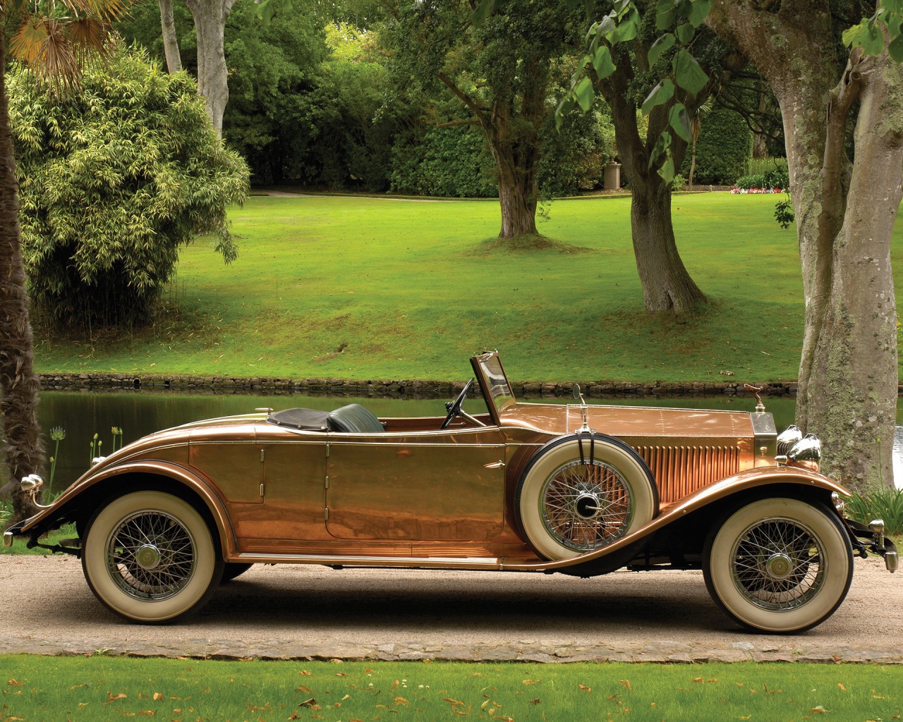 Золотистый Роллс Ройс