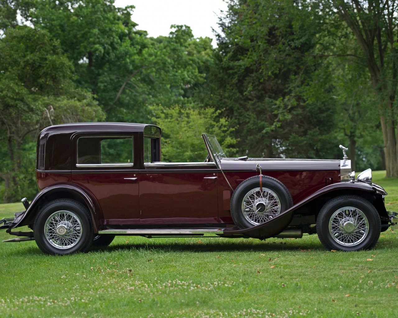 Старинный автомобиль Ролс Ройс