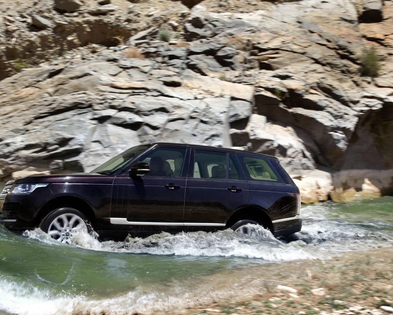 Randge Rover в воде