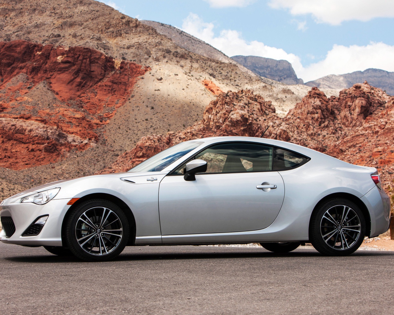 Белая Toyota scion