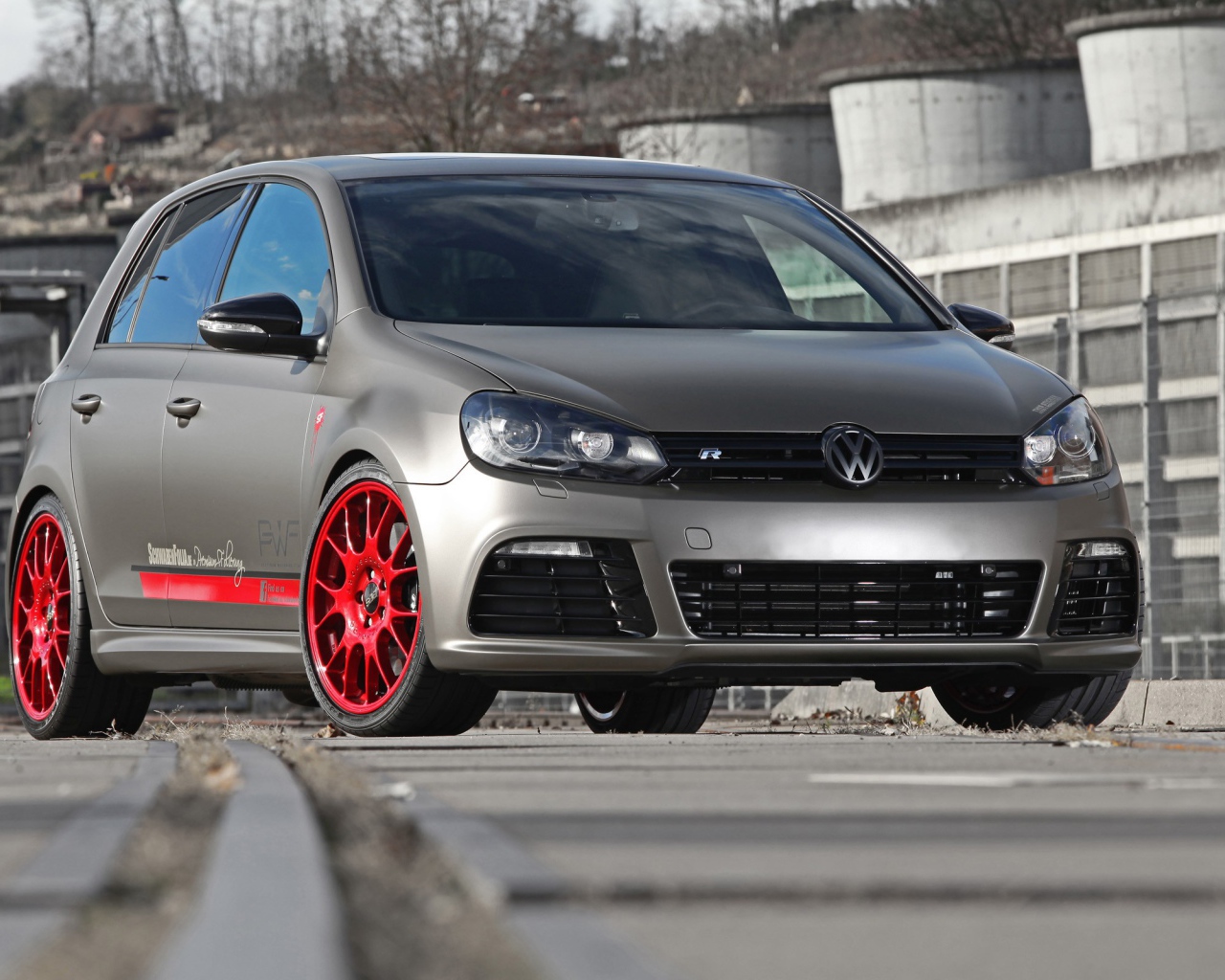 Фольксваген Гольф на стоянке