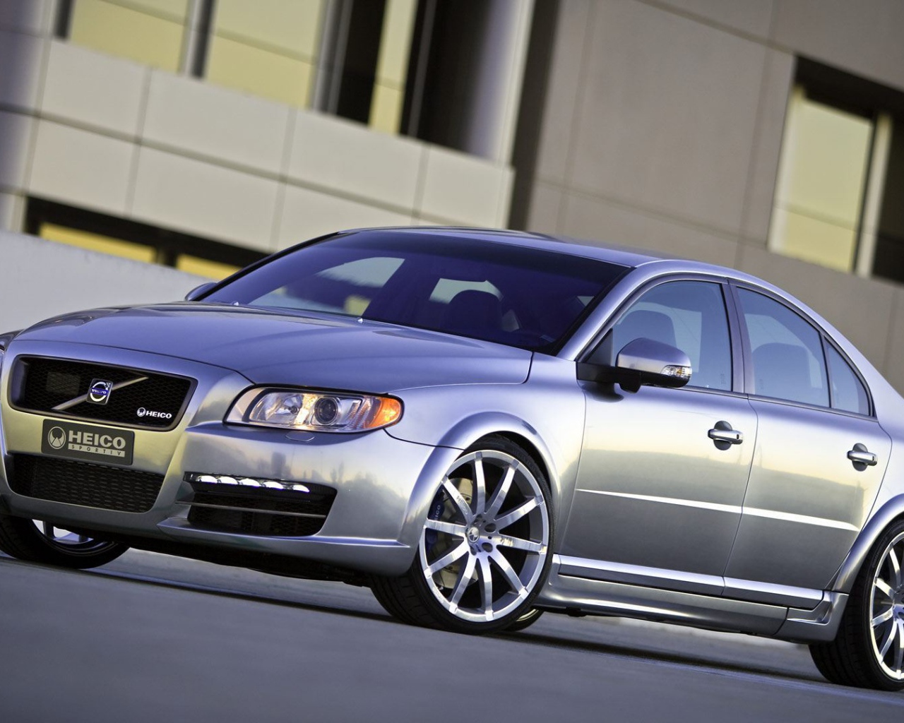 Удивительная Серебряная Volvo S80
