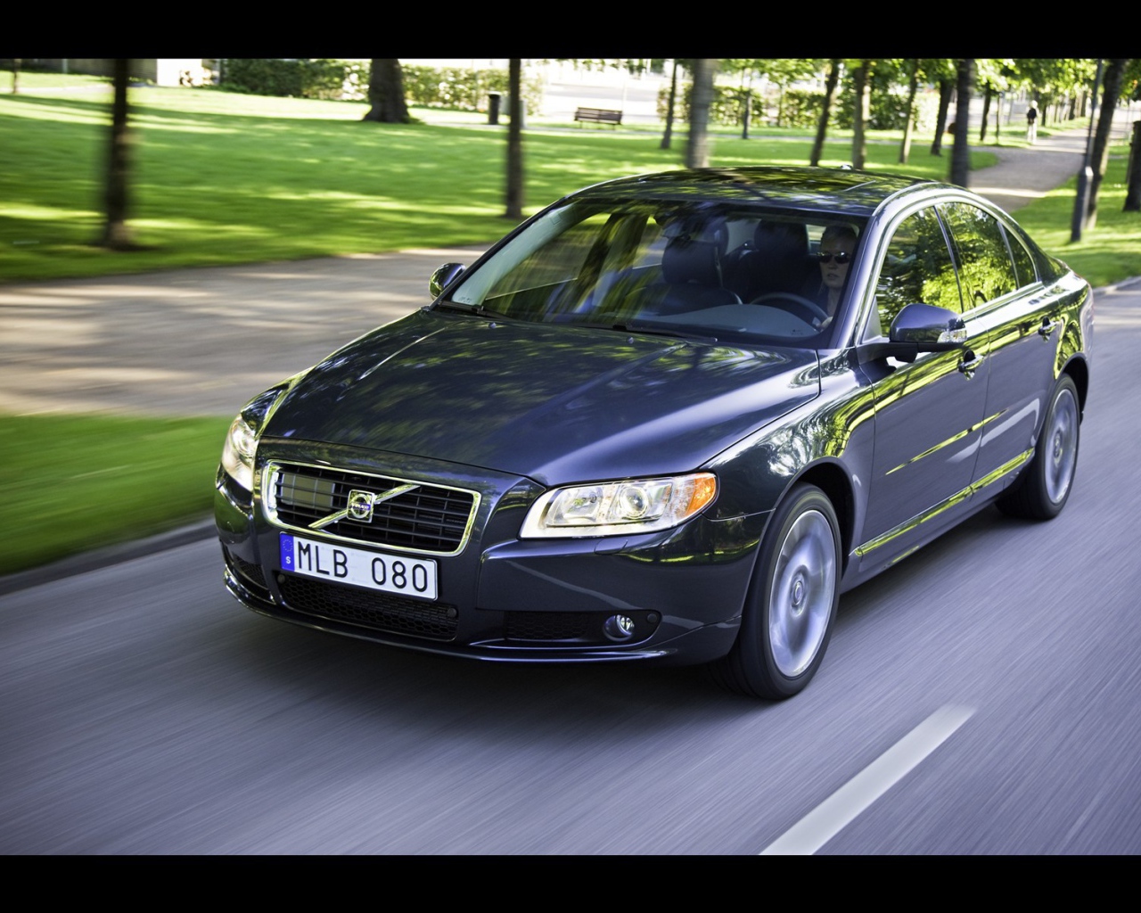 Черный Volvo S80 на дороге