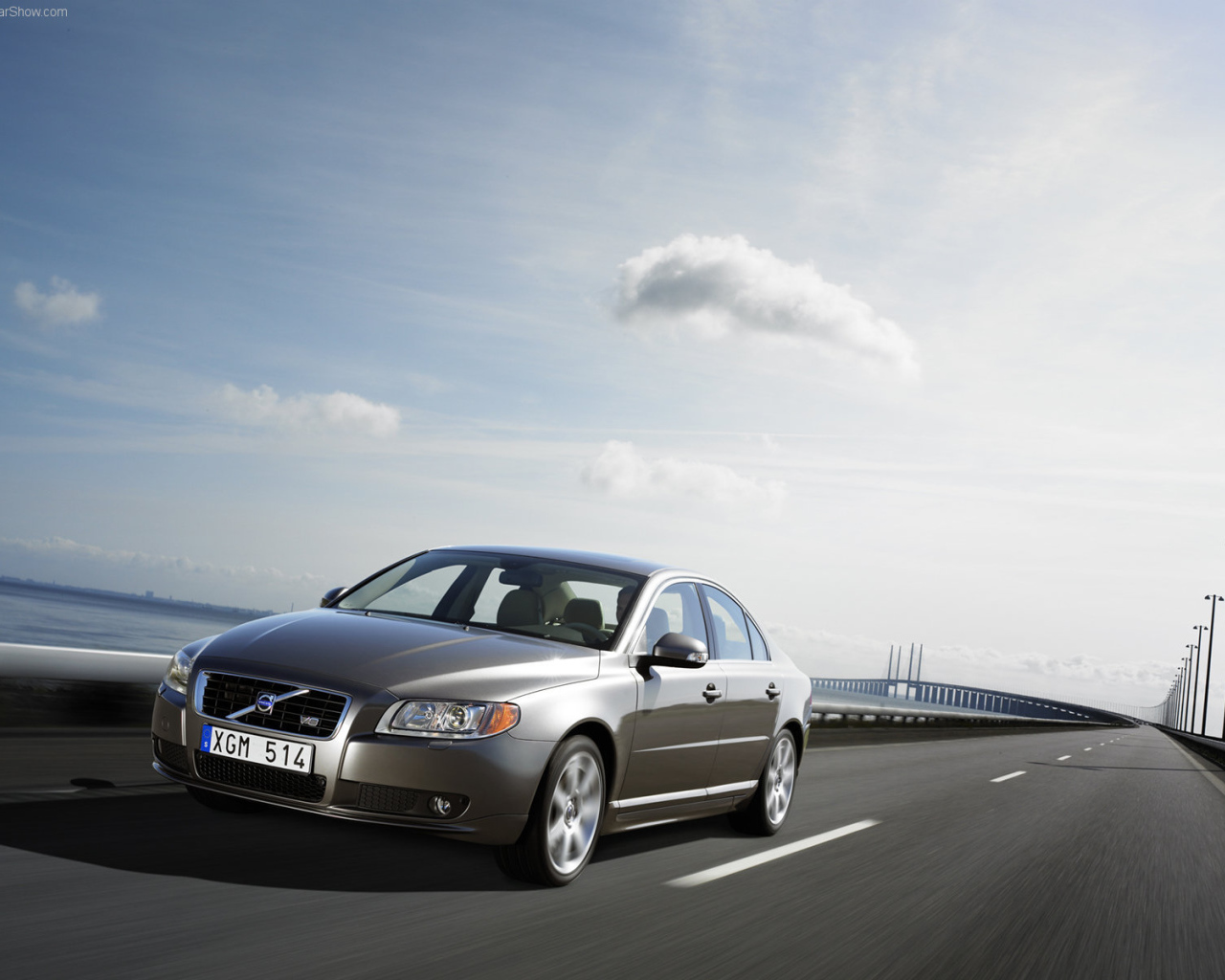 Серый Volvo S80 на дороге