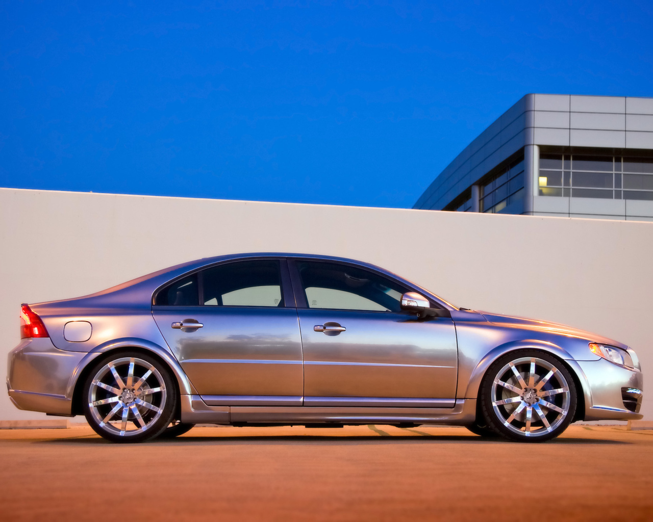 Серебряная Volvo S80