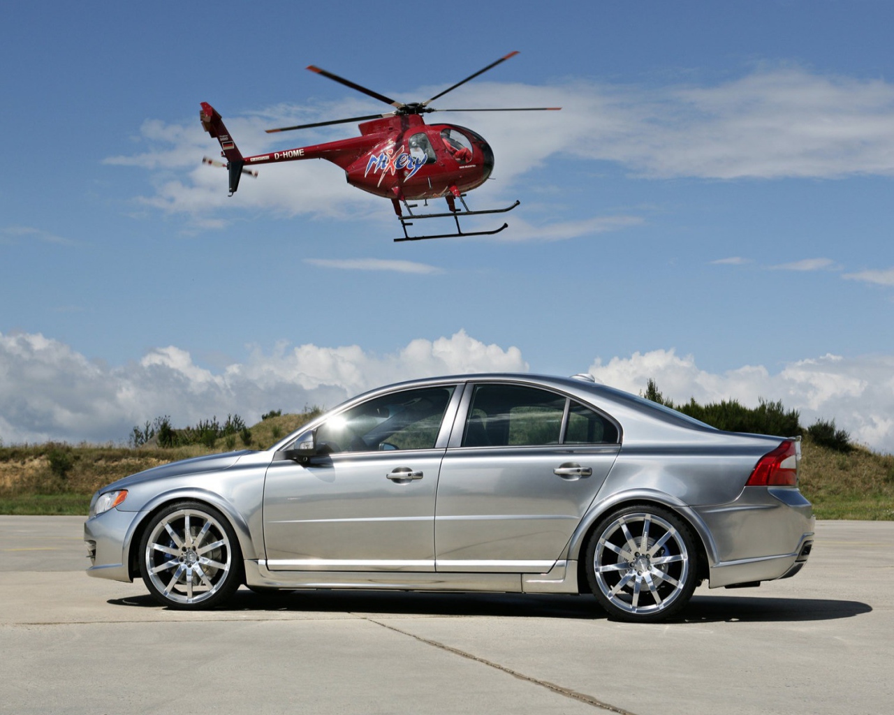 Серебряная Volvo S80 и вертолет