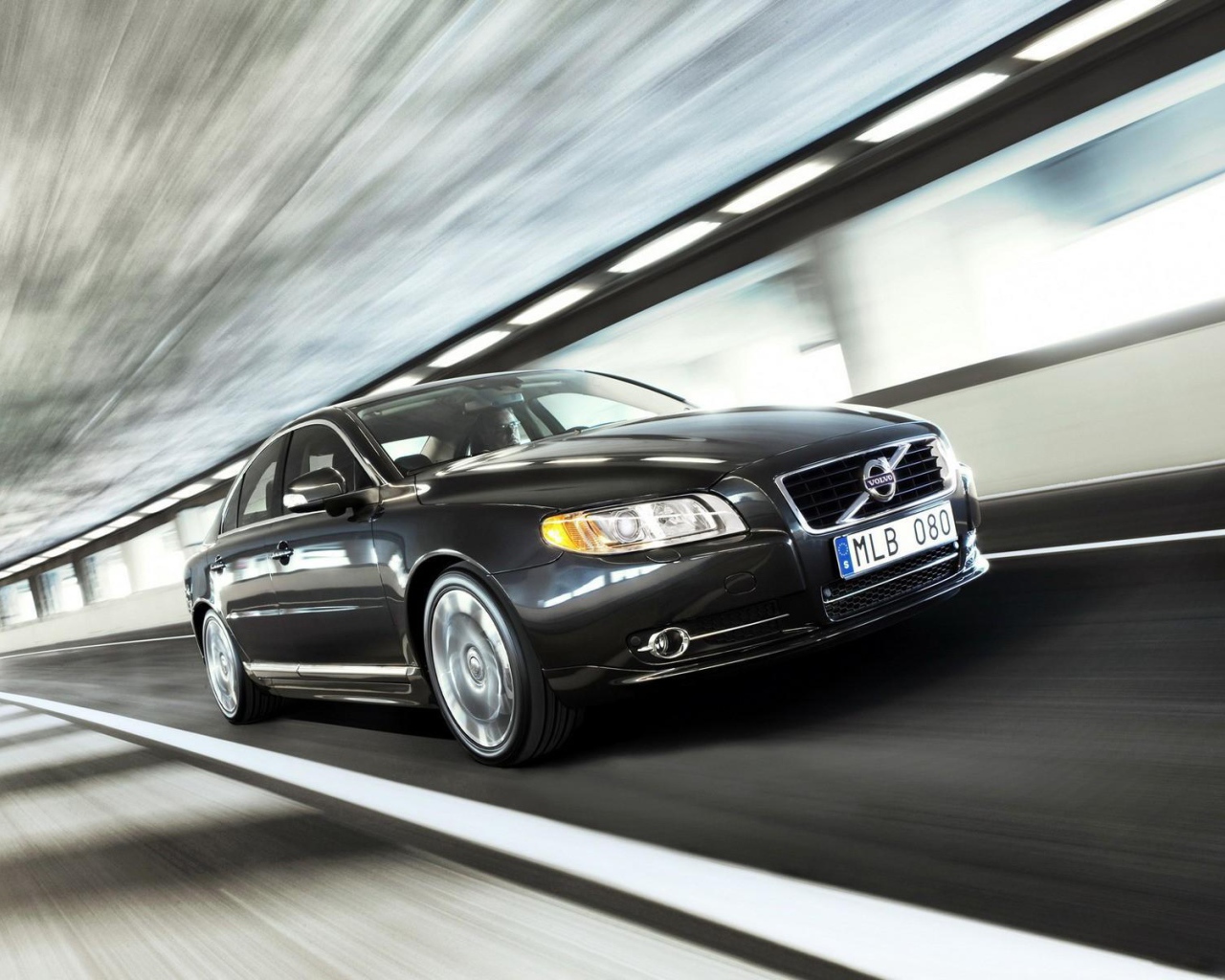 Черный Volvo S80 ускоряется