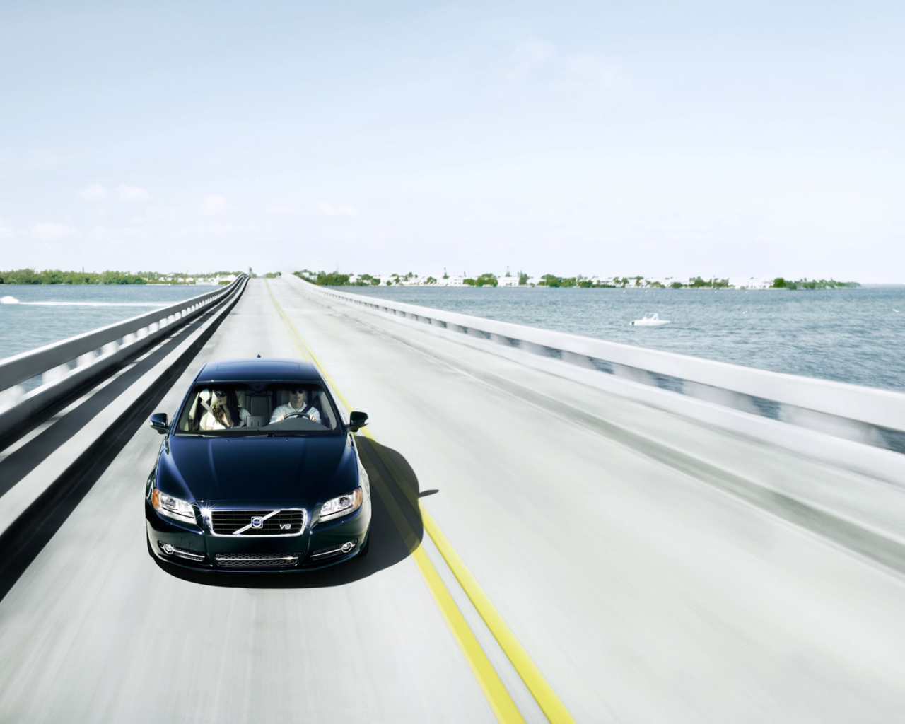 Volvo S80 находится на мосту Майами