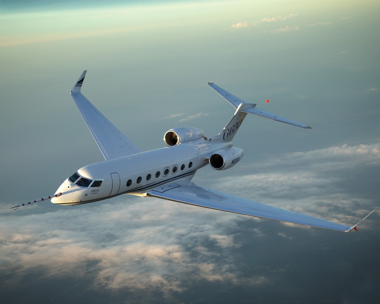 Небольшой частный самолет в полете