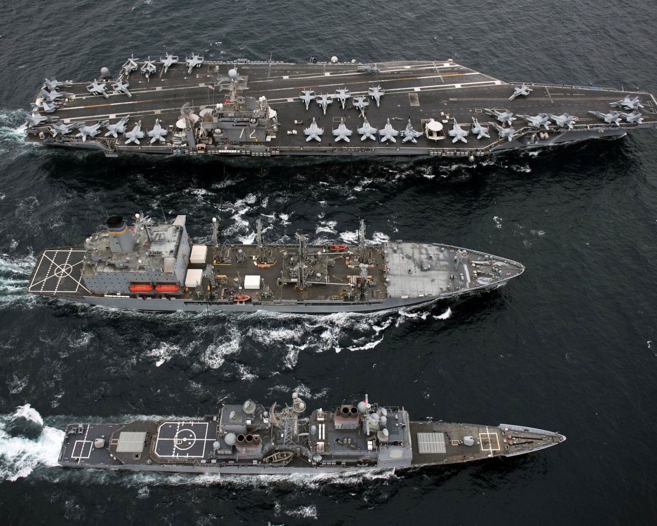 Авианосец и военные корабли