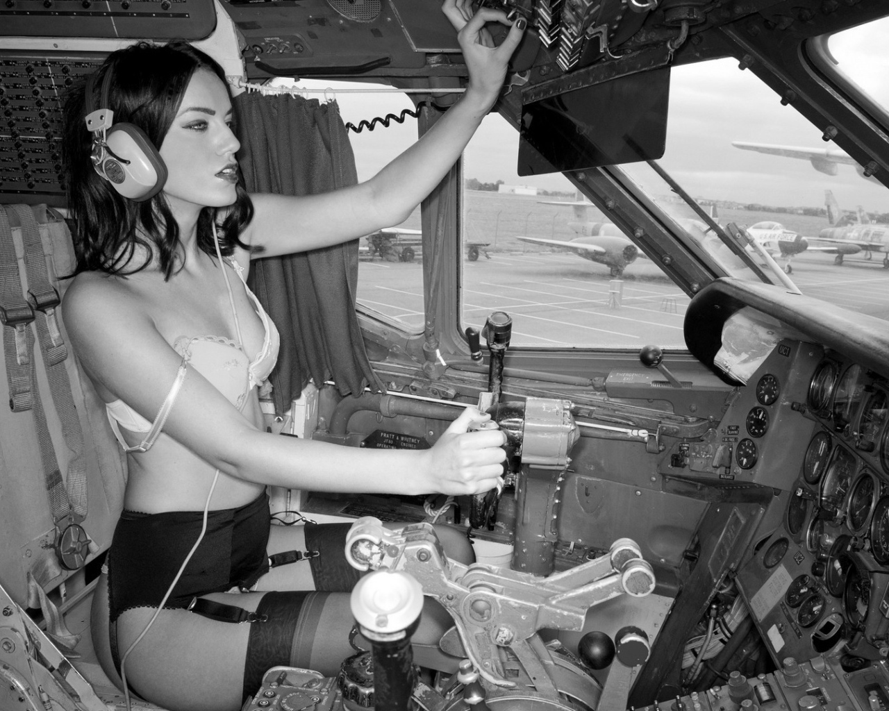 Екатерина Плюшара в кабине самолета