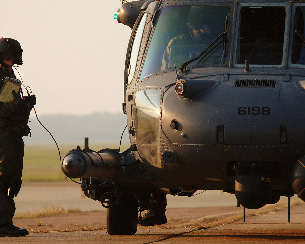 Вертолет и пилот