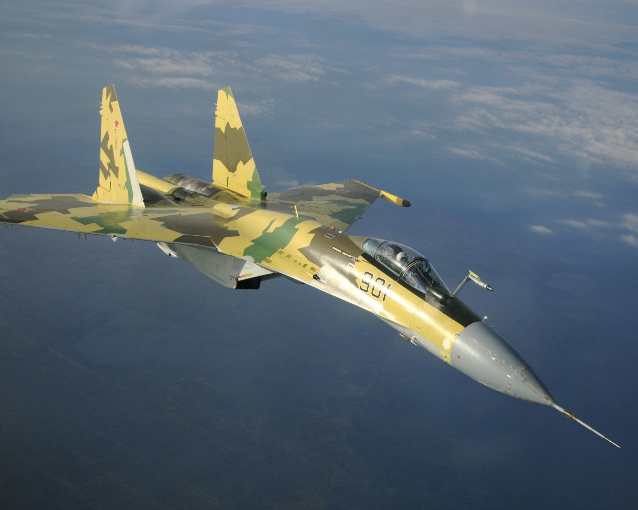 Военный самолет в заоблачной высоте