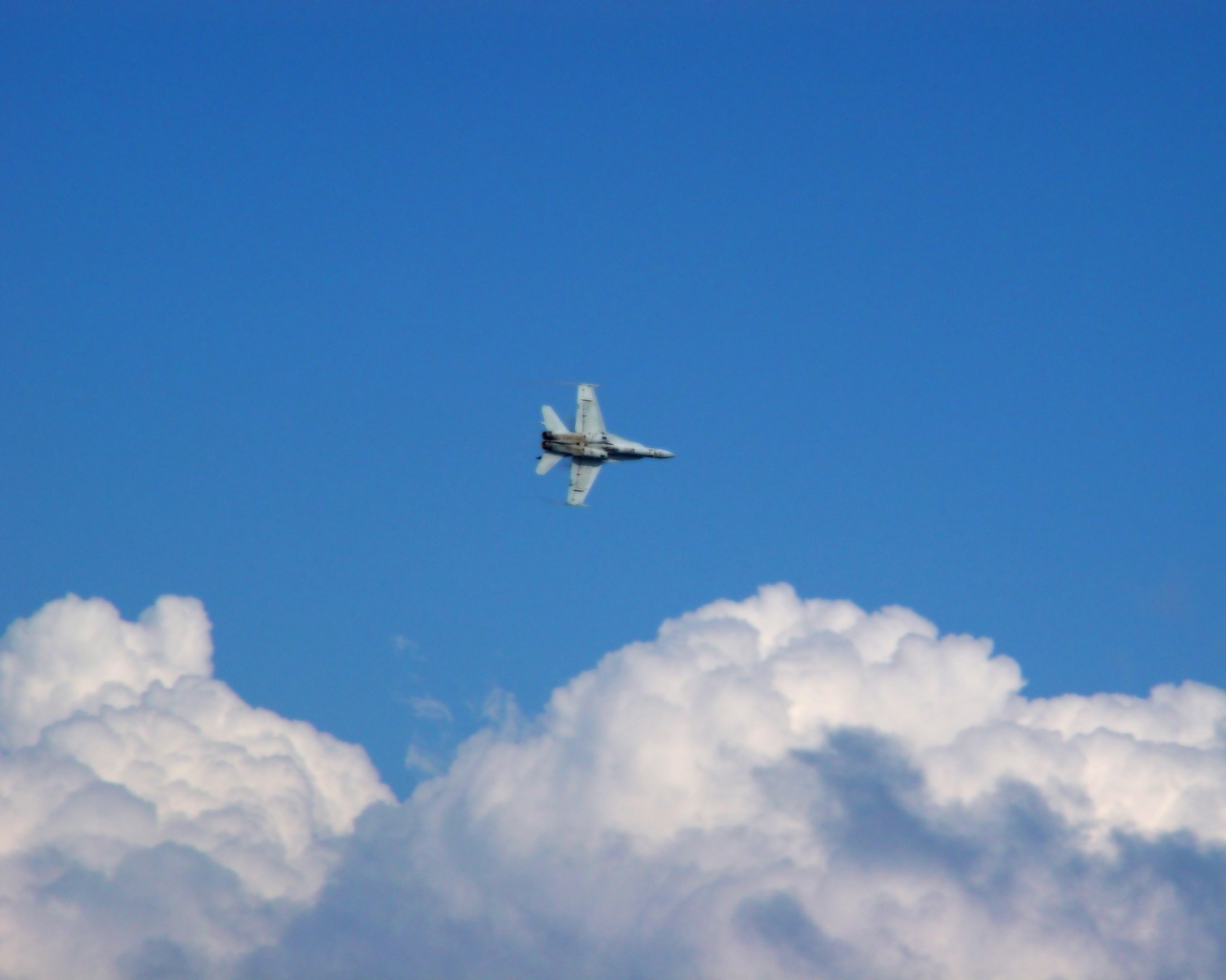 Военный самолет в облаках