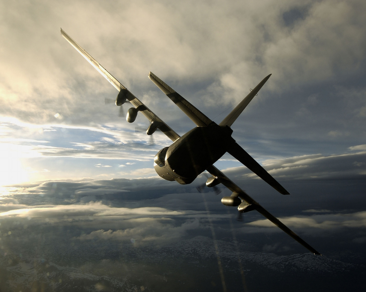 Грузовой самолет в полете