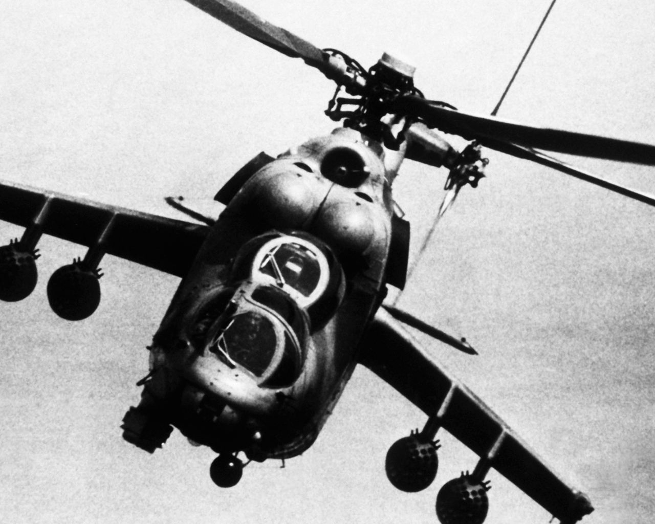 Боевой вертолет в полете