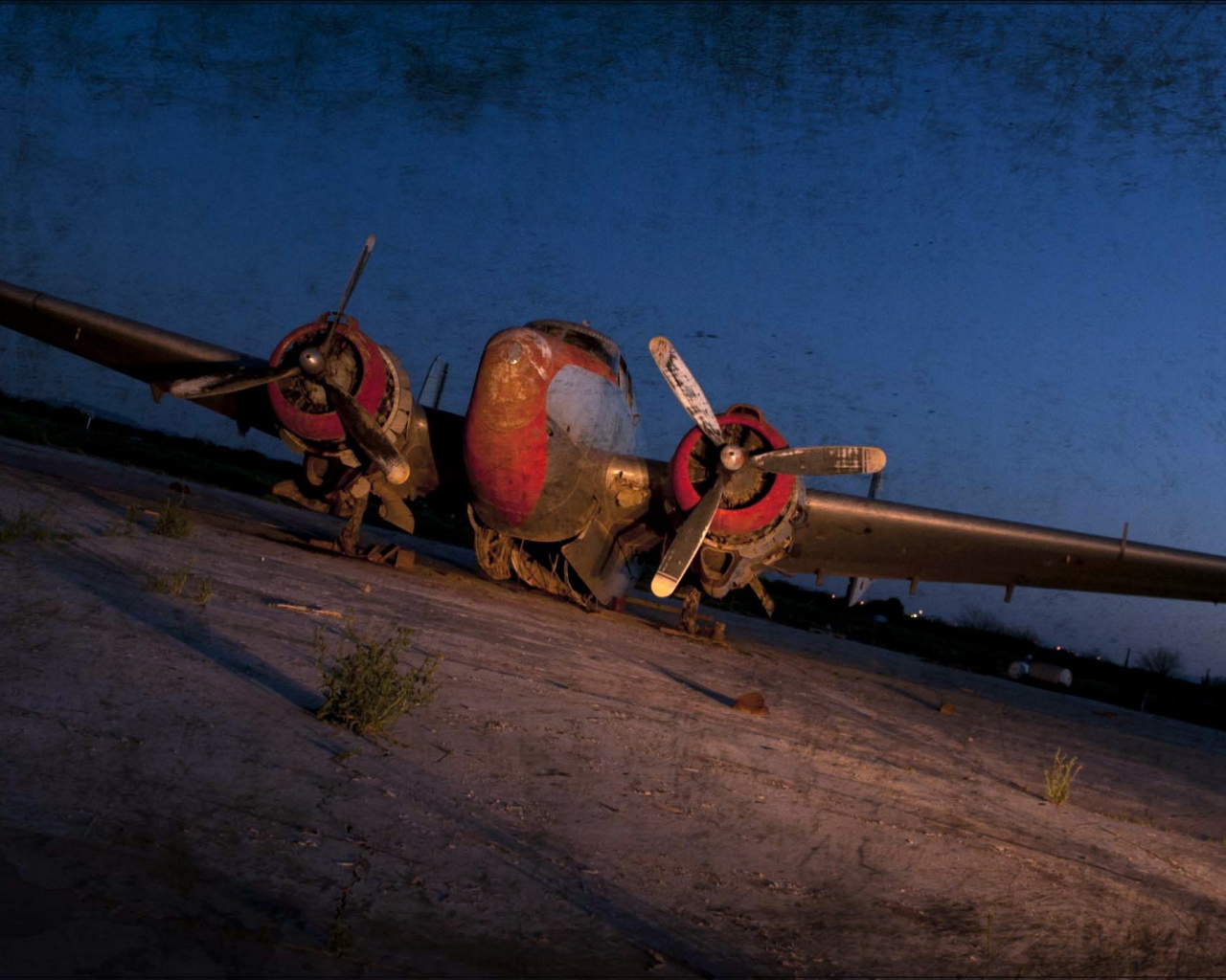 Старый самолет ночью