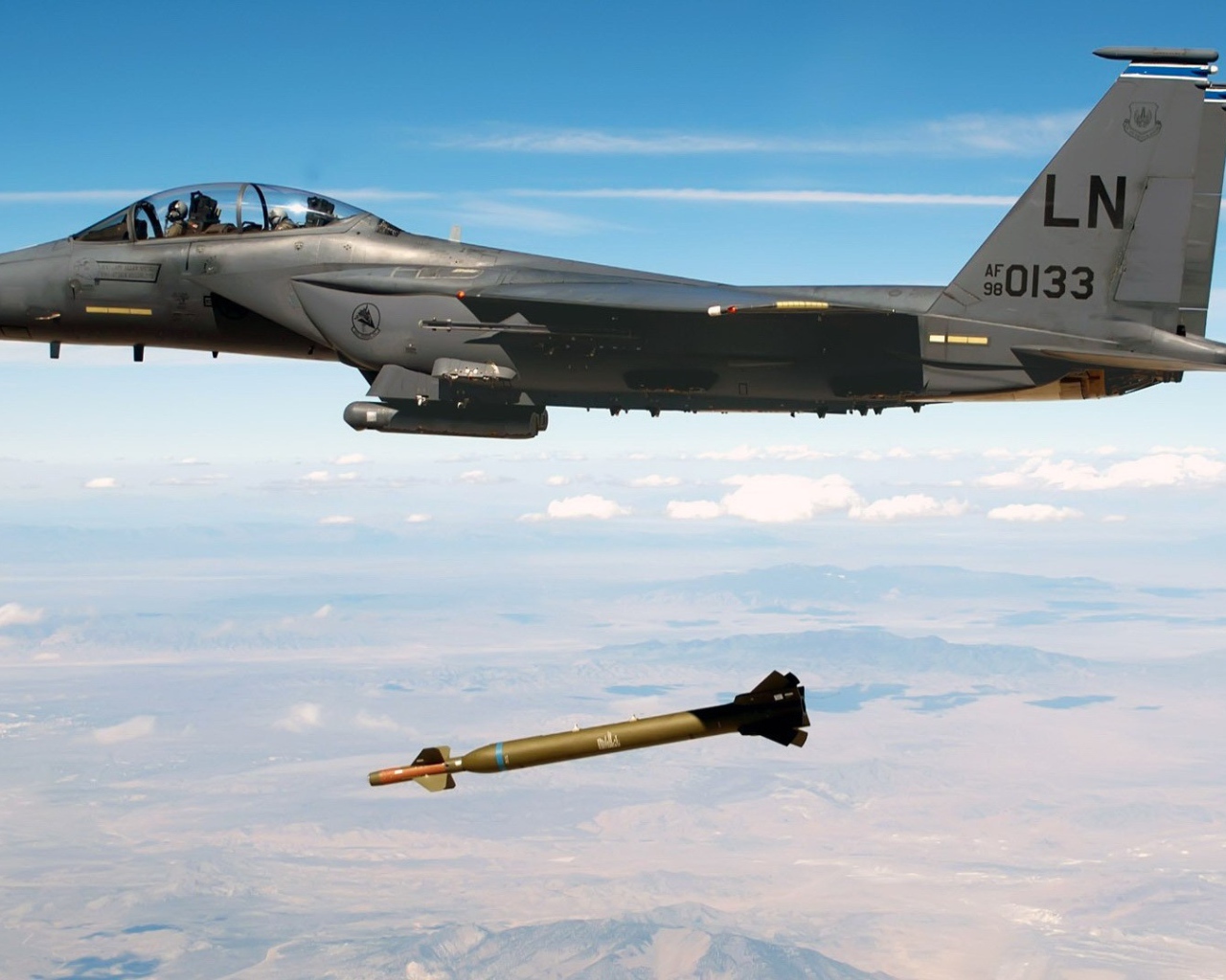 F-15 запустил ракету